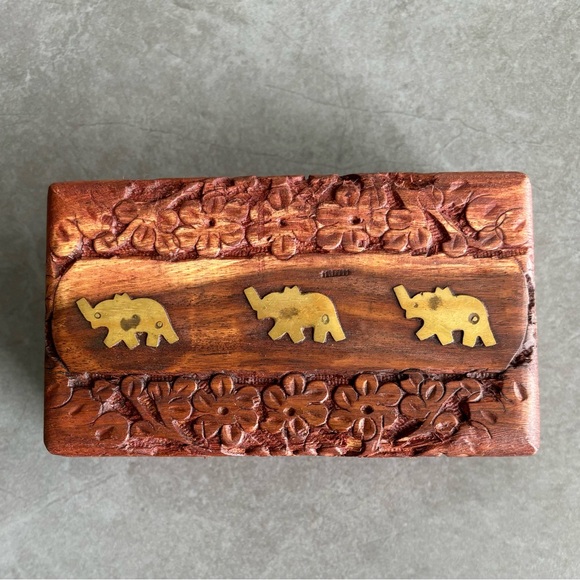 Hand carved Rosewood box, keepsake, treasure box adorned with 3 Elephants - Picture 3 of 12